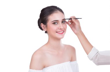 Güzel esmer kadın kaşları beyaz arka plan üzerine boyar