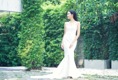 Güzel gelin bakmaktan bir zarif beyaz gelinlik, 