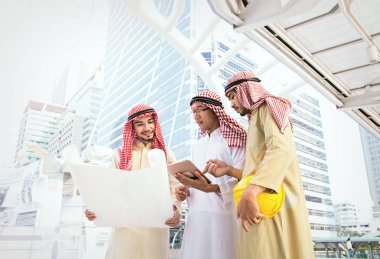 Strateji birlikte tartışıyor. Kendine güvenen Arapça iş grubu