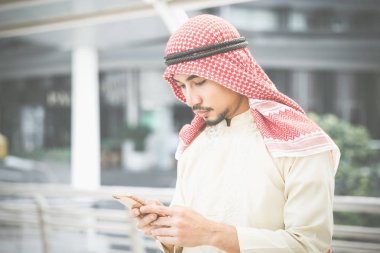 Arap işadamı yazıhane kurmak arkasında onun telefon ile çalışma