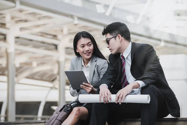 Sonriente joven mujer de negocios y hombre de negocios guapo discutir — Foto de Stock