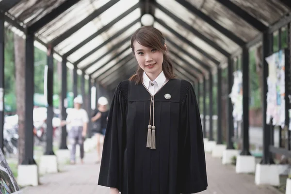 Chica estudiante graduada feliz, felicitaciones a educat graduado — Foto de Stock