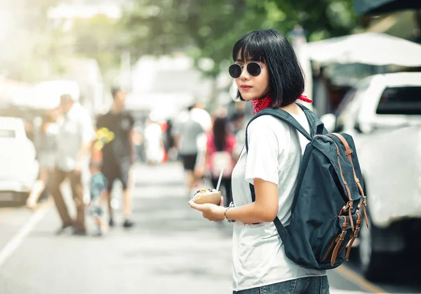 Městském životním stylu hipster žena nosí letní oblečení a tr — Stock fotografie
