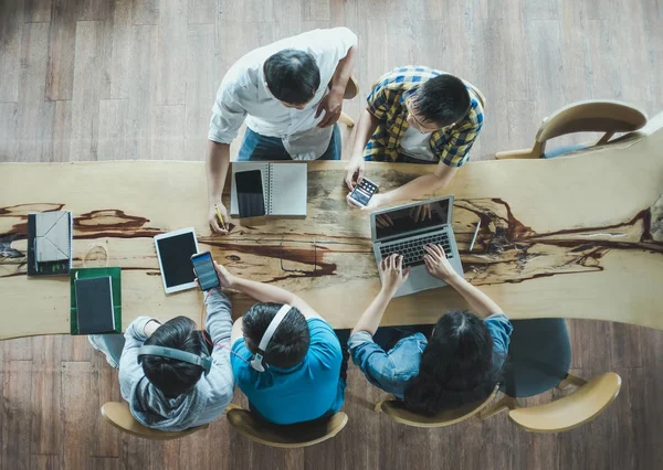 Vista superior de los jóvenes estudiantes que estudian juntos. Alto ángulo de tiro o — Foto de Stock