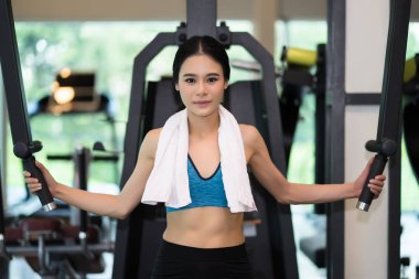 Güçlü genç kadın fitness egzersiz egzersiz makinesi kablosu ile 