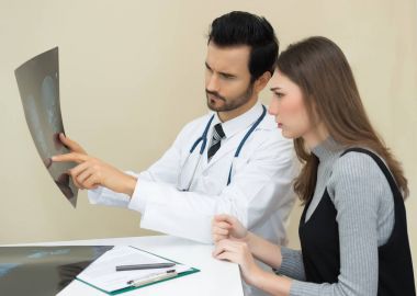 Onun hasta ile konuşmayı ve skele açıklayan bir doktor