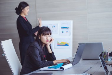 Sıkılmış işkadını tanıtımı toplantı içinde meslektaşları ile r