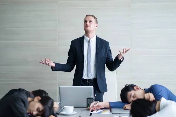 Chefe feliz e equipe de negócios dormindo e reunião chata no — Fotografia de Stock