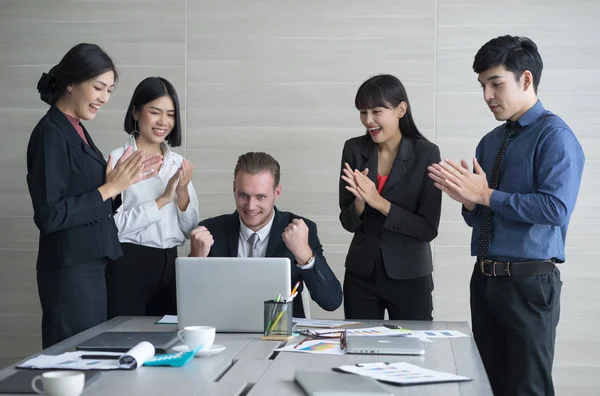 Grupo empresarial aplaudiendo y sonriendo con el exitoso jefe, Tea — Foto de Stock