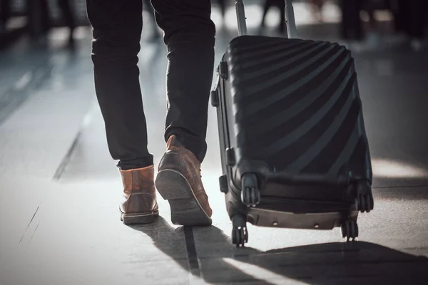 Ombre du voyageur avec bagages à la ville urbaine, sélective — Photo