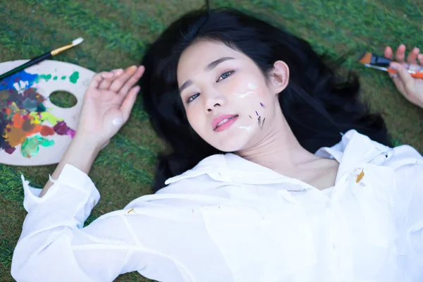 Krásná mladá žena v kauzální oblečení portrét ležící na trávníku, — Stock fotografie