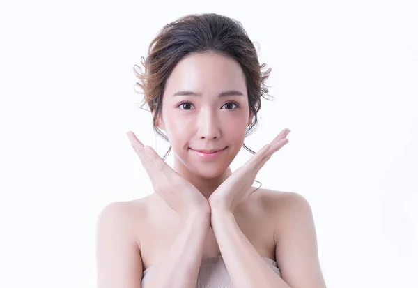 Krásná mladá žena Asie s čistou svěží pokožku rukou vlastní tvář — Stock fotografie