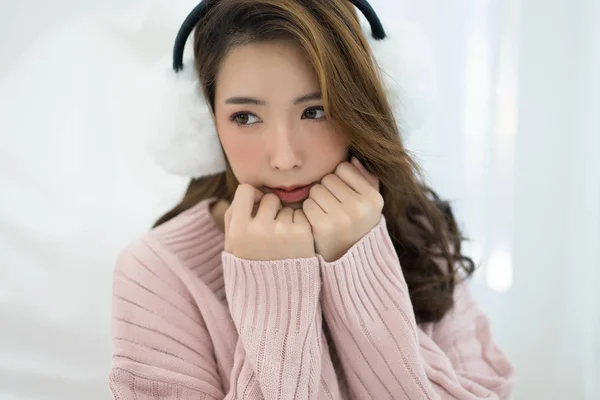 Beautiful Asian girl cold wearing white earmuffs and warm sweate — Stock Photo, Image
