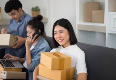 Müşterilerin, KOBİ, Deviery Online kavramı, ekip çalışması kavramı ambalaj işçisi genç kadın.