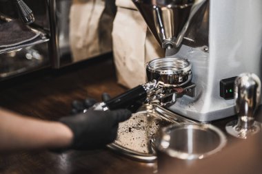 Barista kafe, espresso kahve makinesi dökülen yapma. Pro