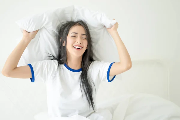 아름 다운 여자 미소와 장난 동안 그녀의 침대에 있는 재미 — 스톡 사진