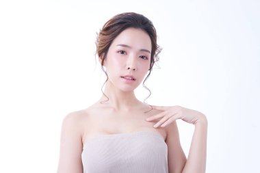 Güzel Asyalı genç kadın temiz taze cilt eller kendi yüz