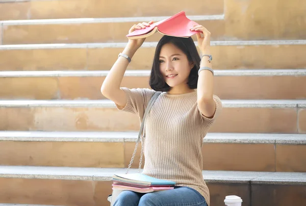 Studentka Dospívající Žena Knihami Hlavě Sedí Schodech Města Lidé Koncepce — Stock fotografie