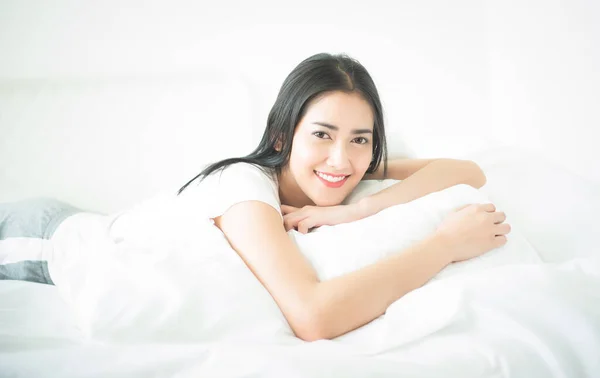 Ritratto bella giovane ragazza asiatica sdraiato letto in appartamento moderno s — Foto Stock