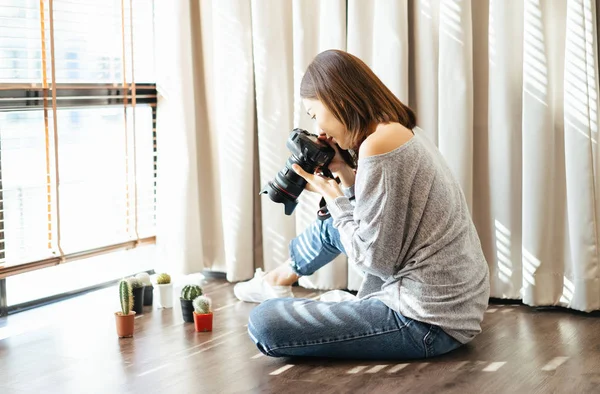 Ritratto di giovane bella ragazza asiatica usa la fotocamera DSLR per prendere p — Foto Stock