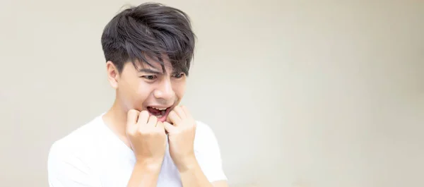 Retrato de jovem ásia homem no branco camisa com chocado facial e — Fotografia de Stock