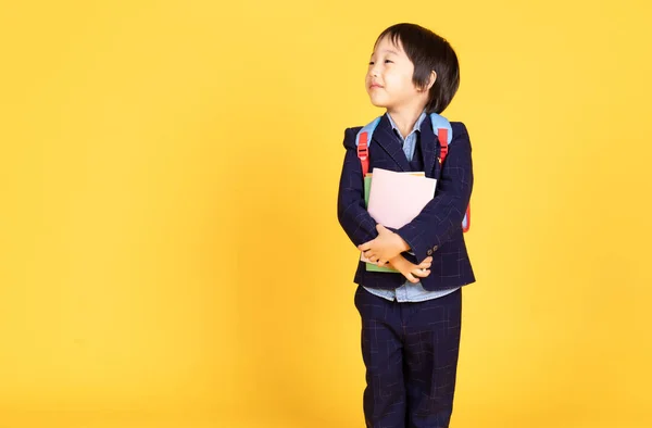 Szczęśliwy mały azjatycki chłopiec stoi z gospodarstwa książek i toalety — Zdjęcie stockowe