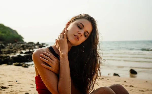 Närbild vacker sexig ung solbränd kvinna poserar i förförelse — Stockfoto