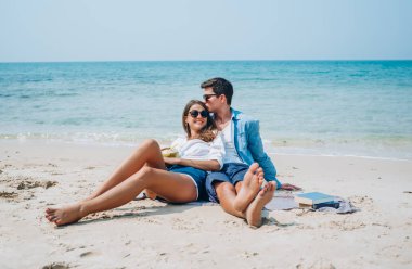 Birbirini seven genç ve mutlu bir çift B 'de oturup öpüşüyor.