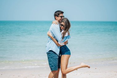 Romantik çift sahilde eğleniyor. Mutlu genç romantik birliktelik