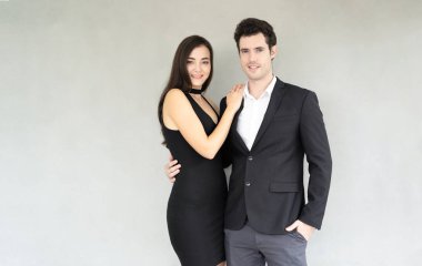 Kameraya poz veren genç bir çiftin portresi.