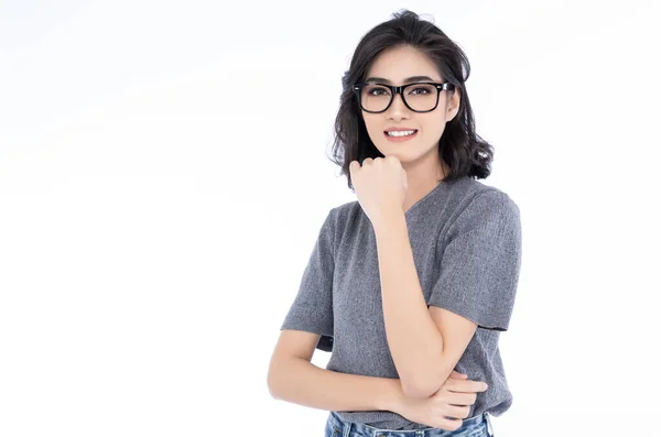 Portrait d'une jeune femme asiatique souriante portant des lunettes posin — Photo