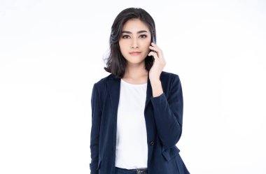 Cep telefonuyla konuşan Asyalı genç bir iş kadınının portresi 