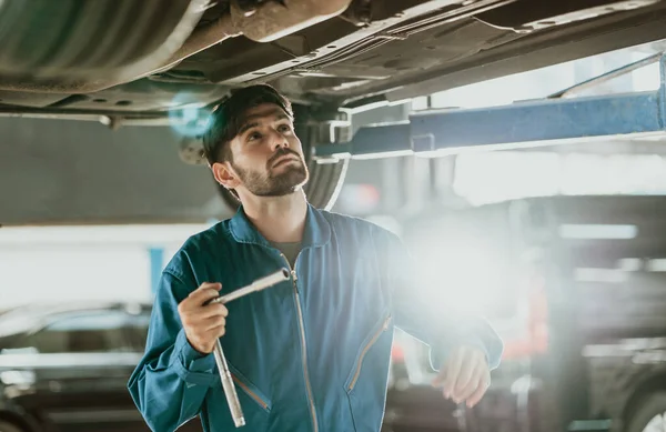 Joven Mecánico Uniforme Arreglando Motor Roto Garaje Servicio Coches Reparación — Foto de Stock