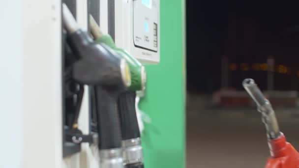 A man refueling a car — Stock Video