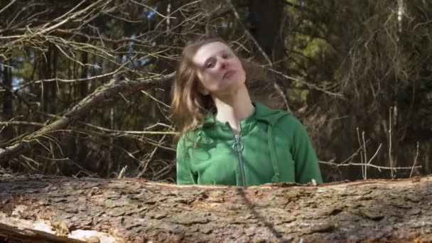 Porträtt av vacker kvinna i skogen — Stockvideo
