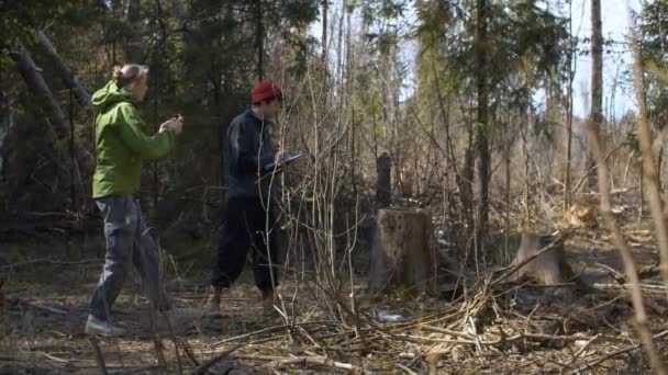 Dois eco-ativistas na floresta — Vídeo de Stock