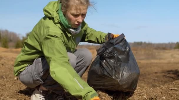 Vrouw eco vrijwilliger plukken vuilnis — Stockvideo