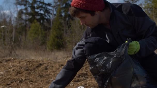 Hombre eco voluntario recogiendo basura — Vídeos de Stock