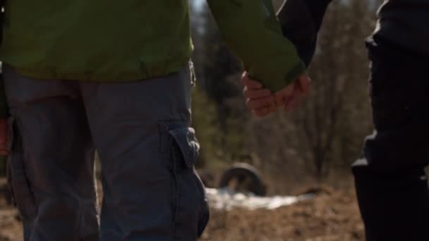 两对生态志愿者手牵手行走 — 图库视频影像
