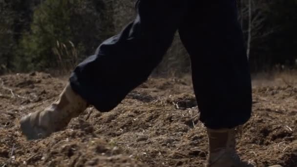 Manliga fötter i trekking stövlar — Stockvideo