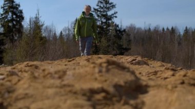 Kum tepesinde yürüyen bir kadın