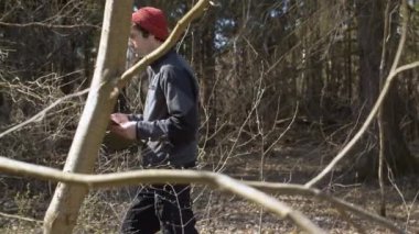 Düşen ağacın yanındaki ormanda çevreci eylemci.