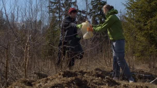 Miljövolontärer samlar skräp i en skog — Stockvideo