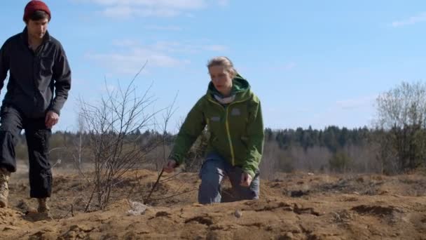 放棄された砂の採石場を歩くカップル — ストック動画