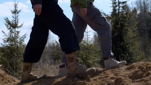Ноги пары, идущей по песку — стоковое видео