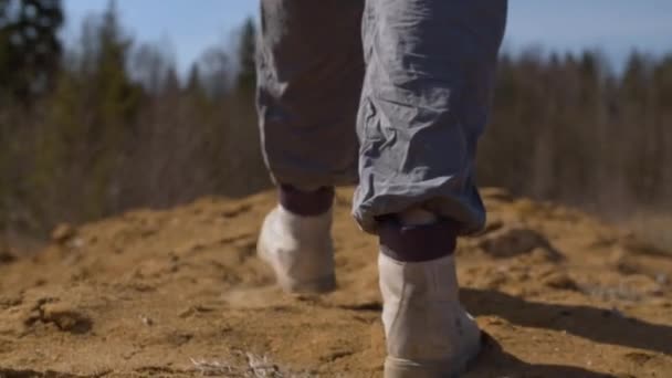 Kvinnliga fötter i trekking boots — Stockvideo