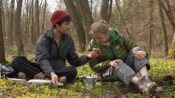 Familia joven cocinando café al aire libre — Vídeo de stock