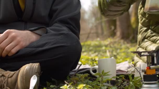 Ręczne zakładanie ekspresu do kawy na palnik gazowy — Wideo stockowe