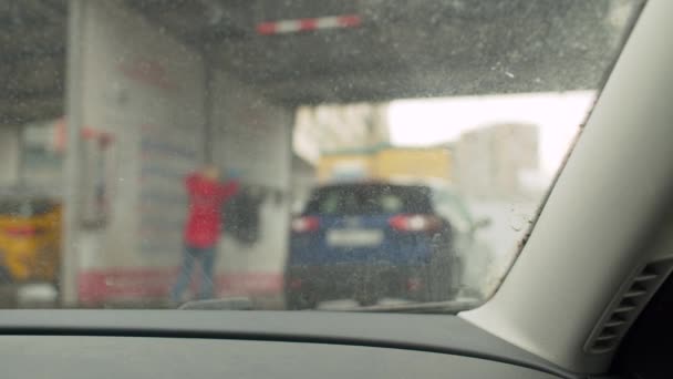 Mulher desfocada lavagem de carro — Vídeo de Stock