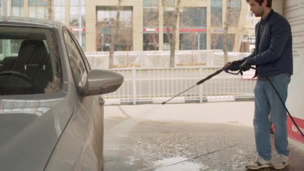 Поганий чоловік миє машину. — стокове відео